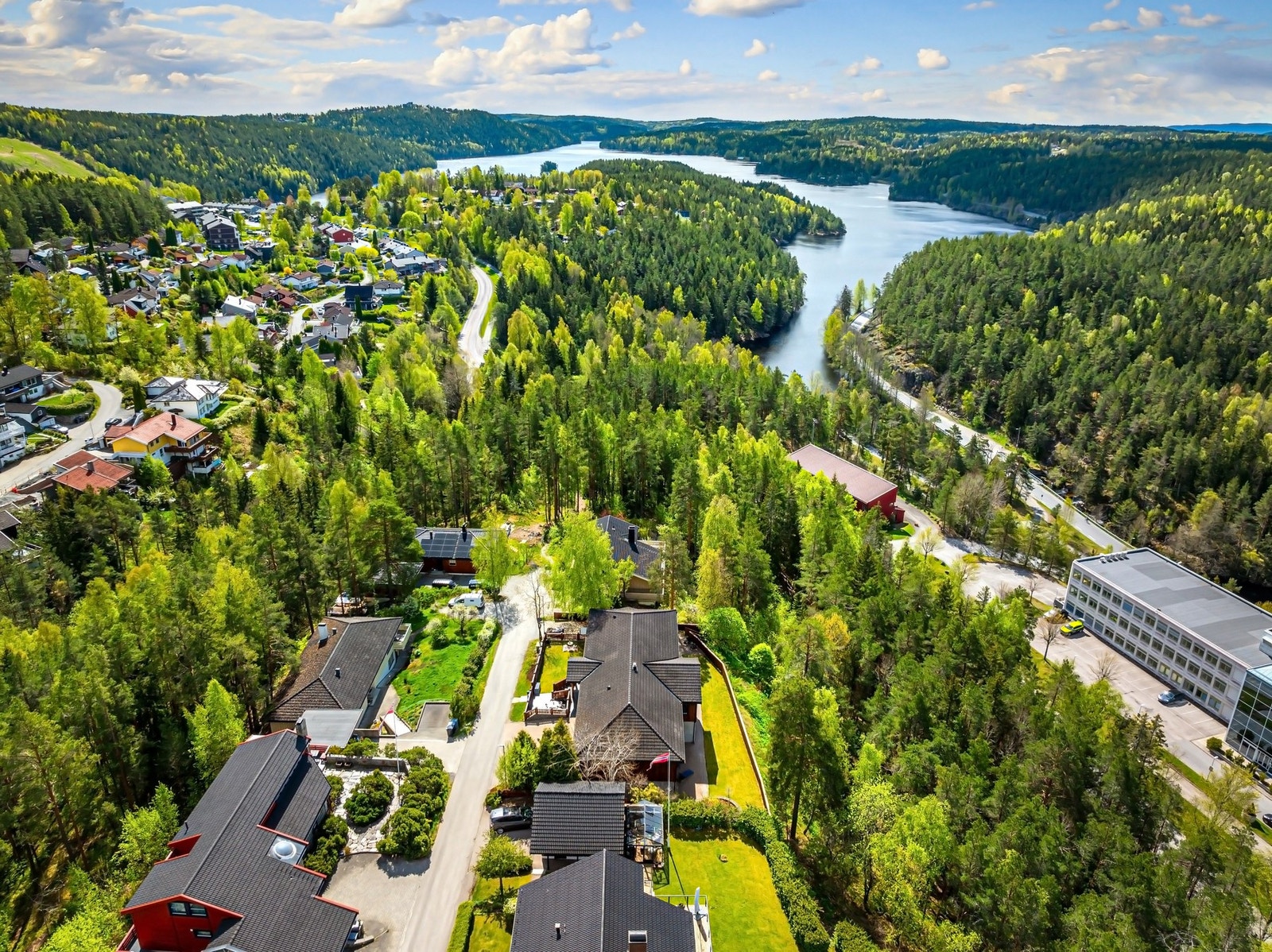 Nærhet til bussholdeplass. 15 minutter til Oslo s fra Kolbotn Torg som ligger i nærheten. Galleribilde
