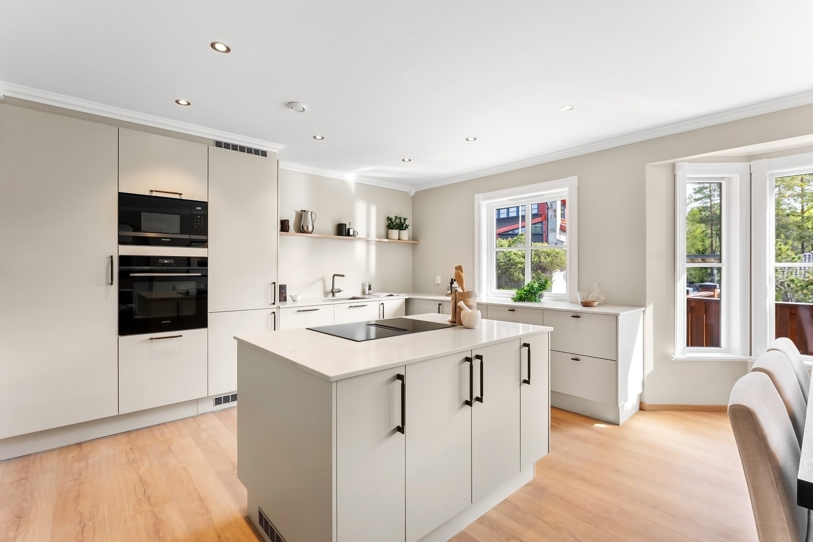 Siemens hvitevarer med oppvaskmaskin, stekeovn, microovn og kjøl/fryseskap. Galleribilde