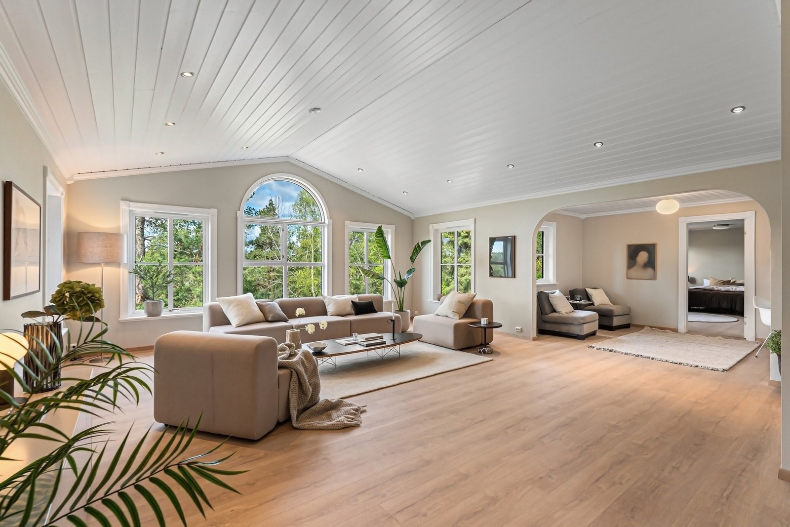 Stue med gode møbleringsmuligheter. Galleribilde