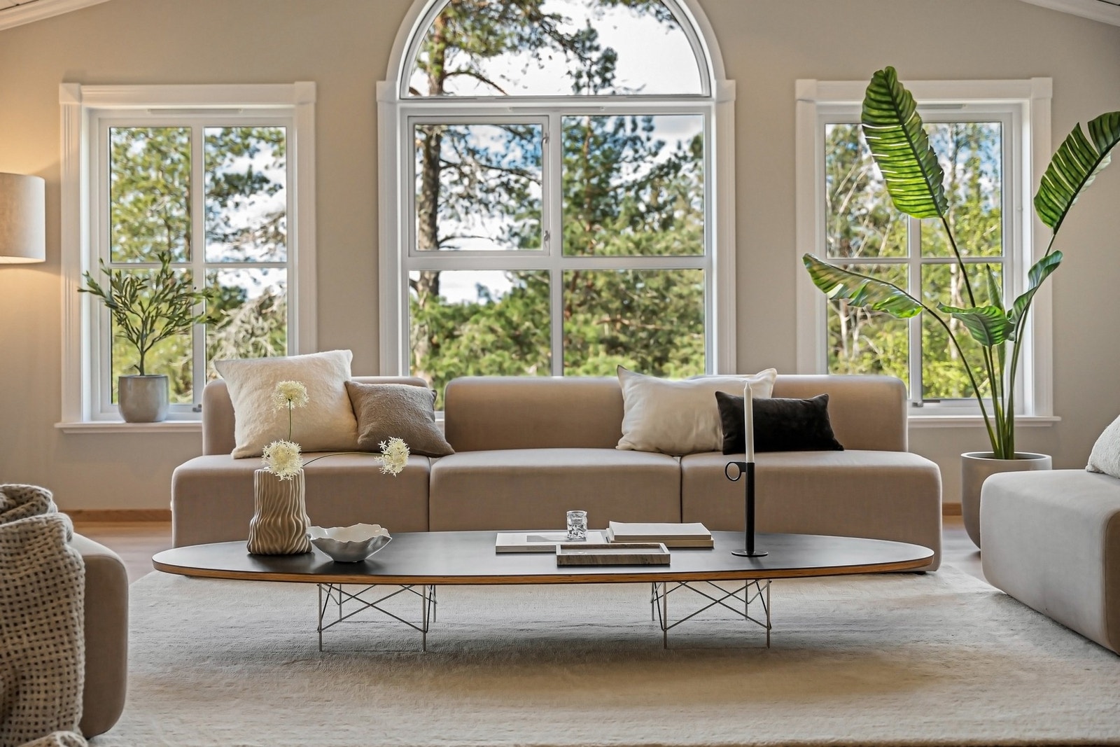 Herlige vindusflater og god takhøyde i stuen. Galleribilde