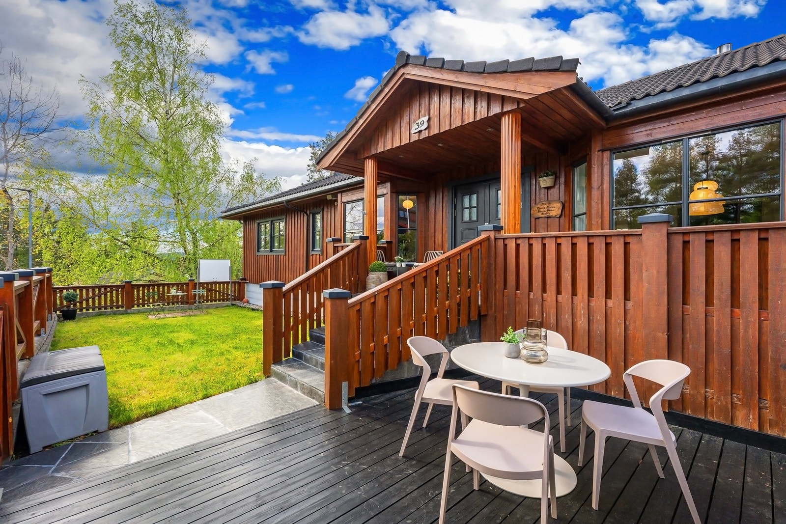 Terrasse ved inngangspartiet. Galleribilde