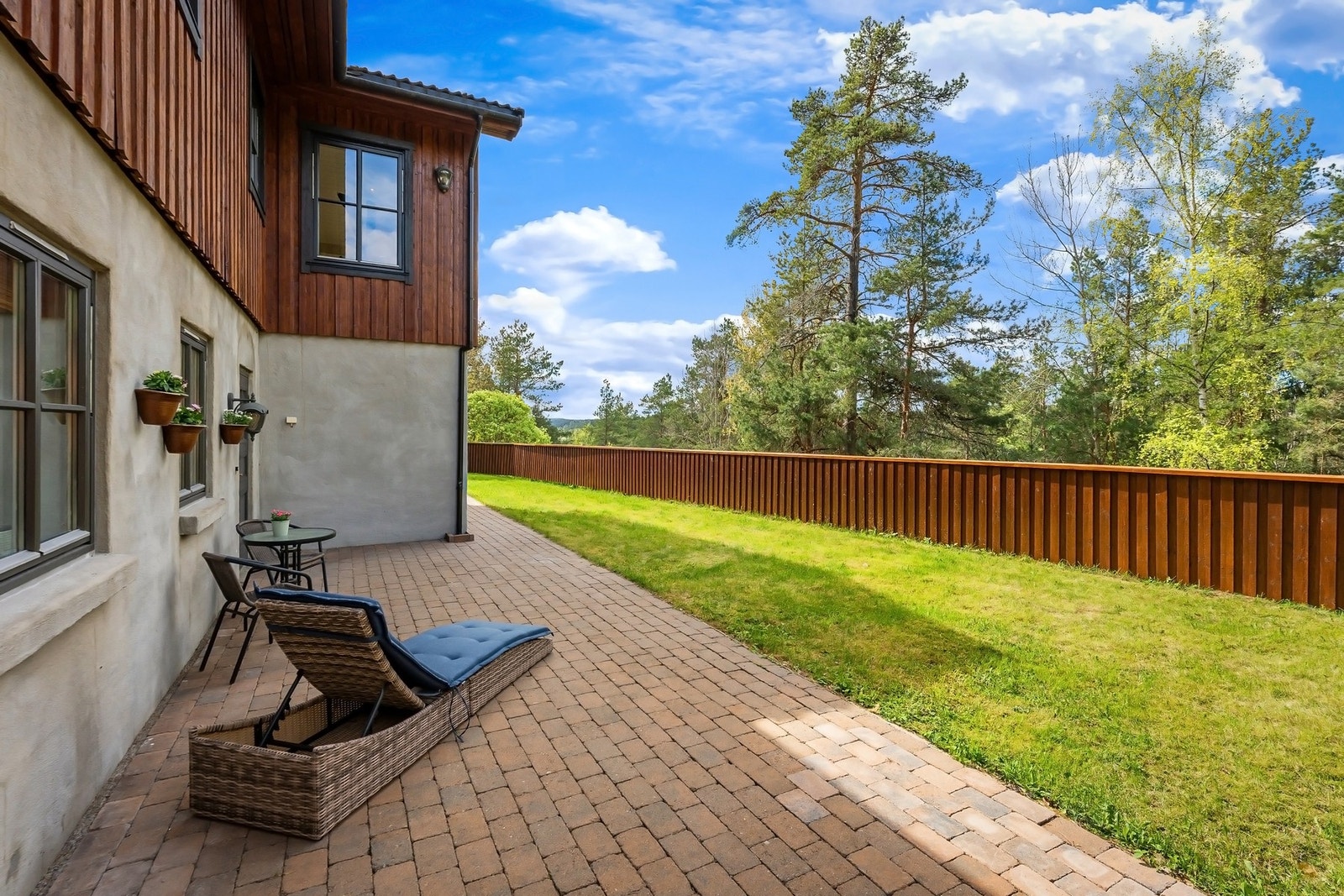 Inngang til de separate delene på nedsiden av huset. Galleribilde