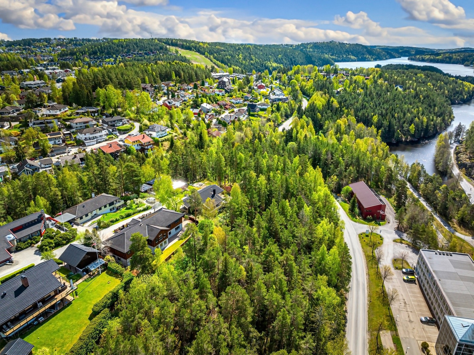 Tett på skog/tur områder, og tett på Gjersjøen med badeplass. Galleribilde