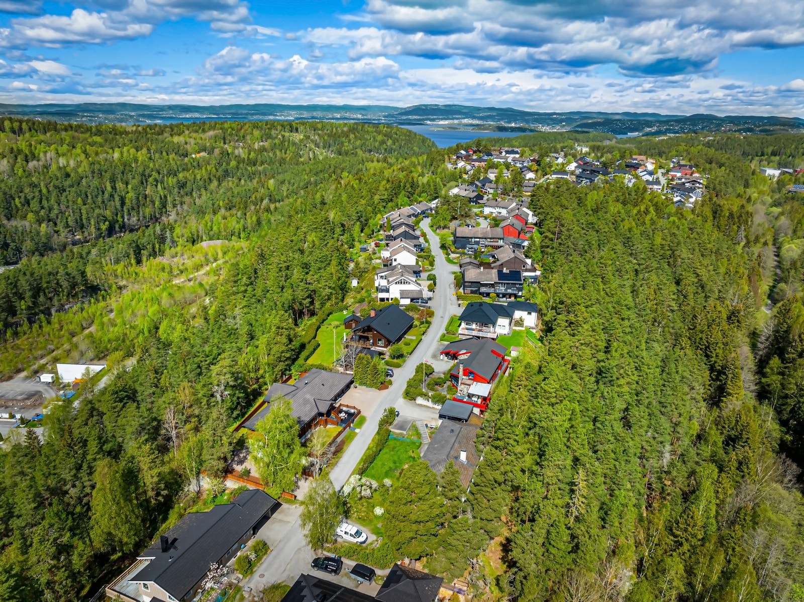 Boligen ligger attraktivt til i blindvei. Galleribilde