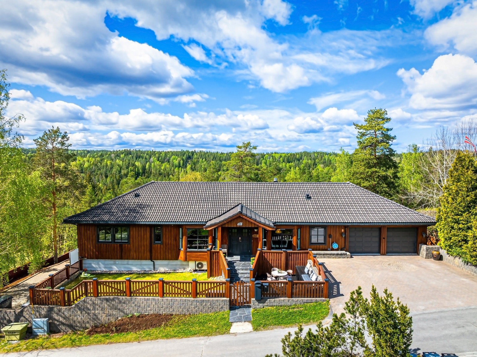 Flott tomt med hyggelig terrasse ved innganspartiet. Galleribilde