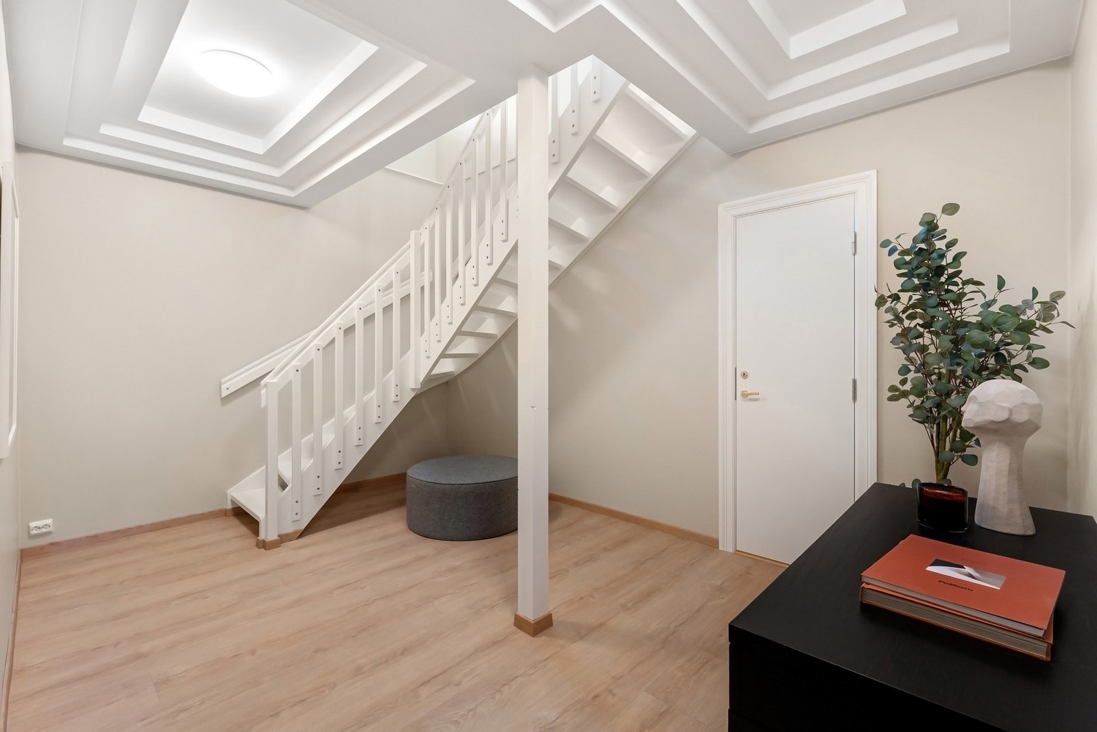 Innholdsrik underetasje hvor det er blant annet tre separate deler. Galleribilde