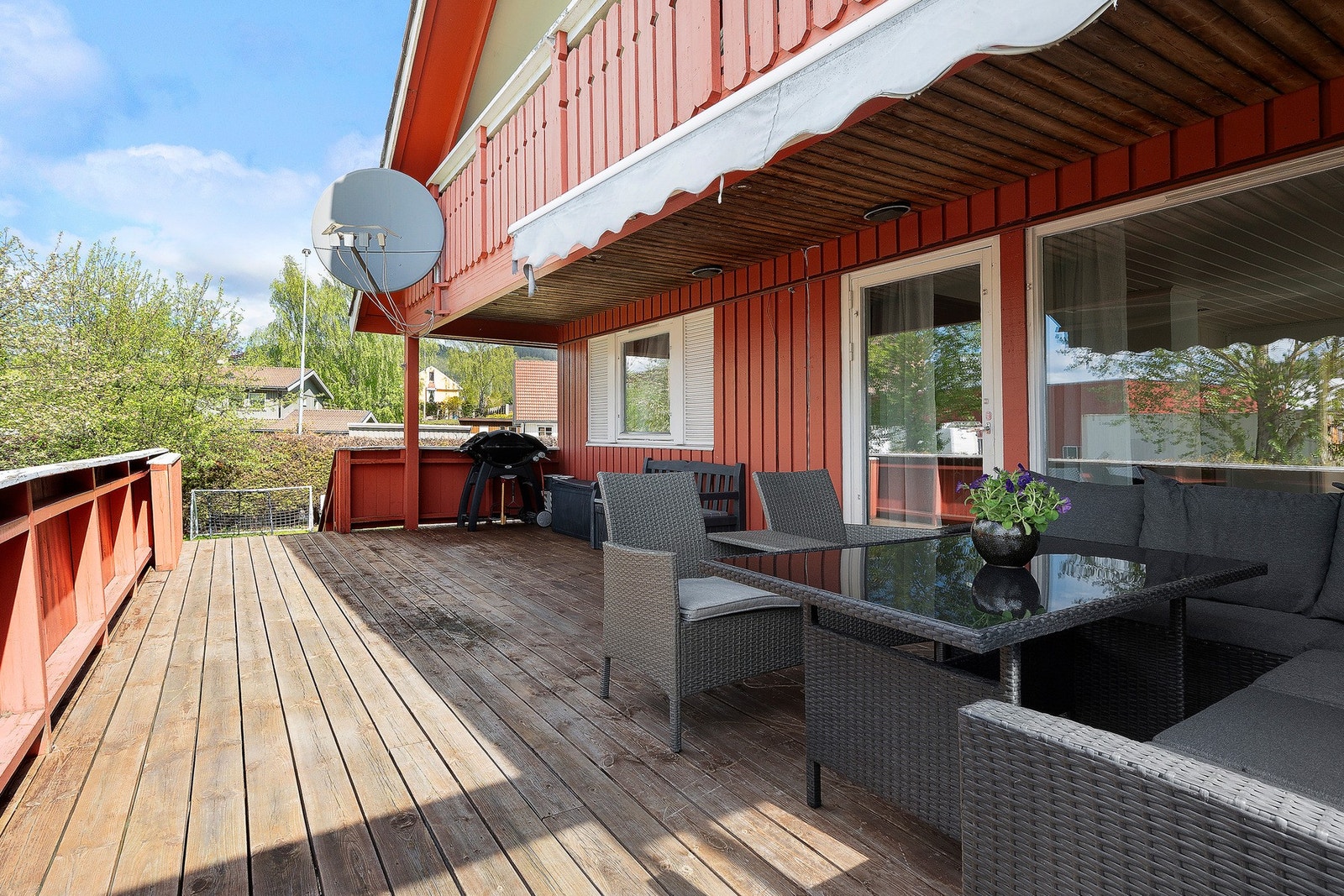 Fra verandaen er det adkomst til hagen. Galleribilde