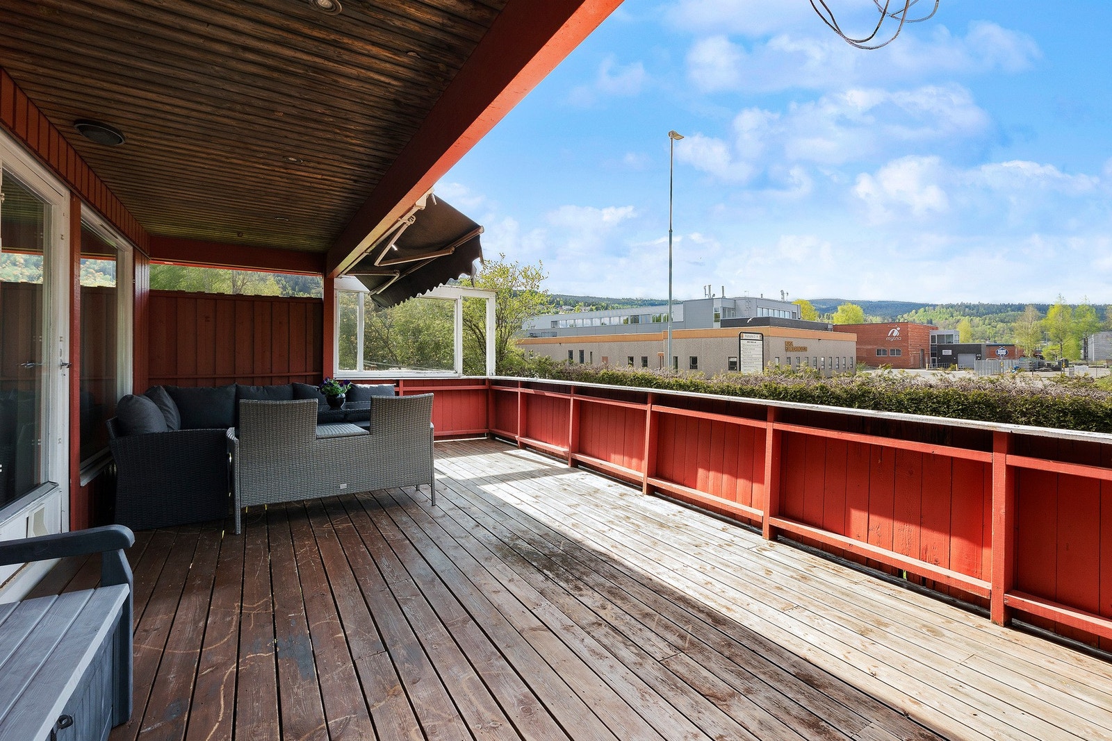 Verandaen er på hele 31 kvm og byr på formiddagssolen. Galleribilde