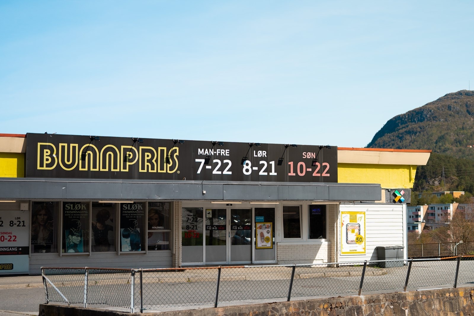 Bunnpris like ved, i tillegg er det ca. 15 min gåtur til Oasen kjøpesenter, som tilbyr et bredt utvalg av butikker og tjenester. Galleribilde