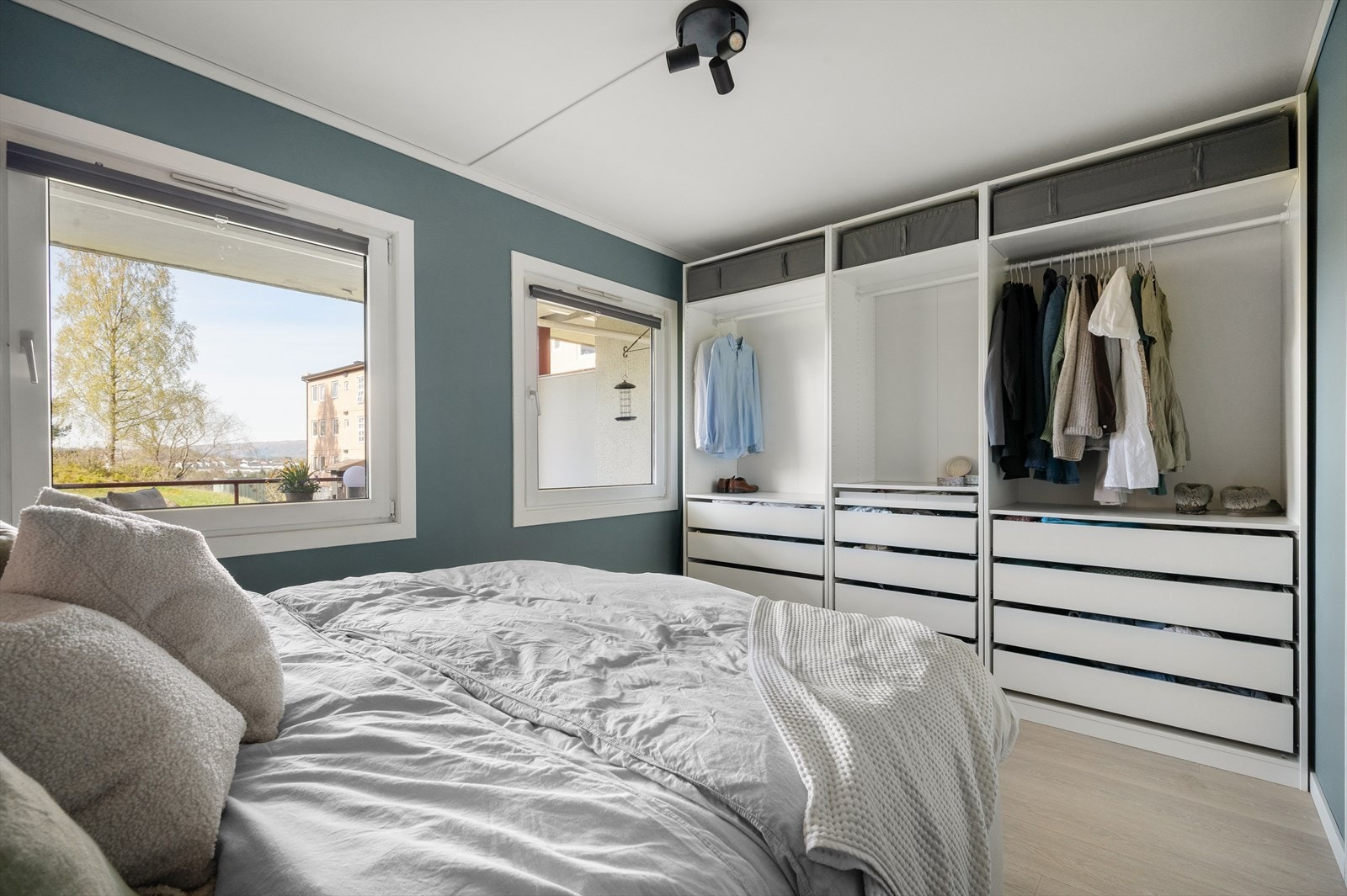 Hovedsoverom | God plass til stor seng, og en praktisk åpen garderobeløsning. Galleribilde