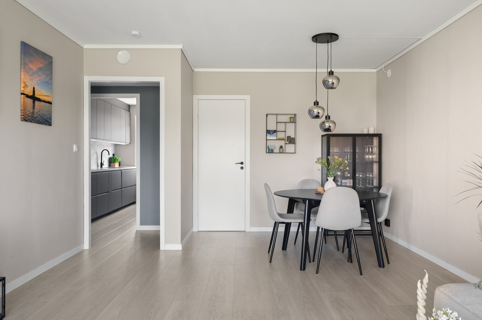 Stuen lar seg enkelt innrede etter ønske med både sofagruppe, TV-møbel, samt spisebord. Et naturlig samlingspunkt for hyggelige sammenkomster med familie og venner. Galleribilde