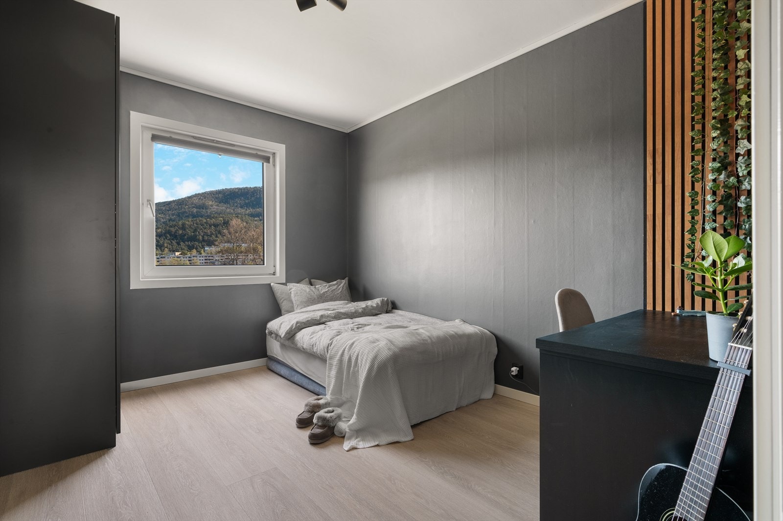 Soverom 2 | God plass til stor seng og annet ønsket møblement Galleribilde