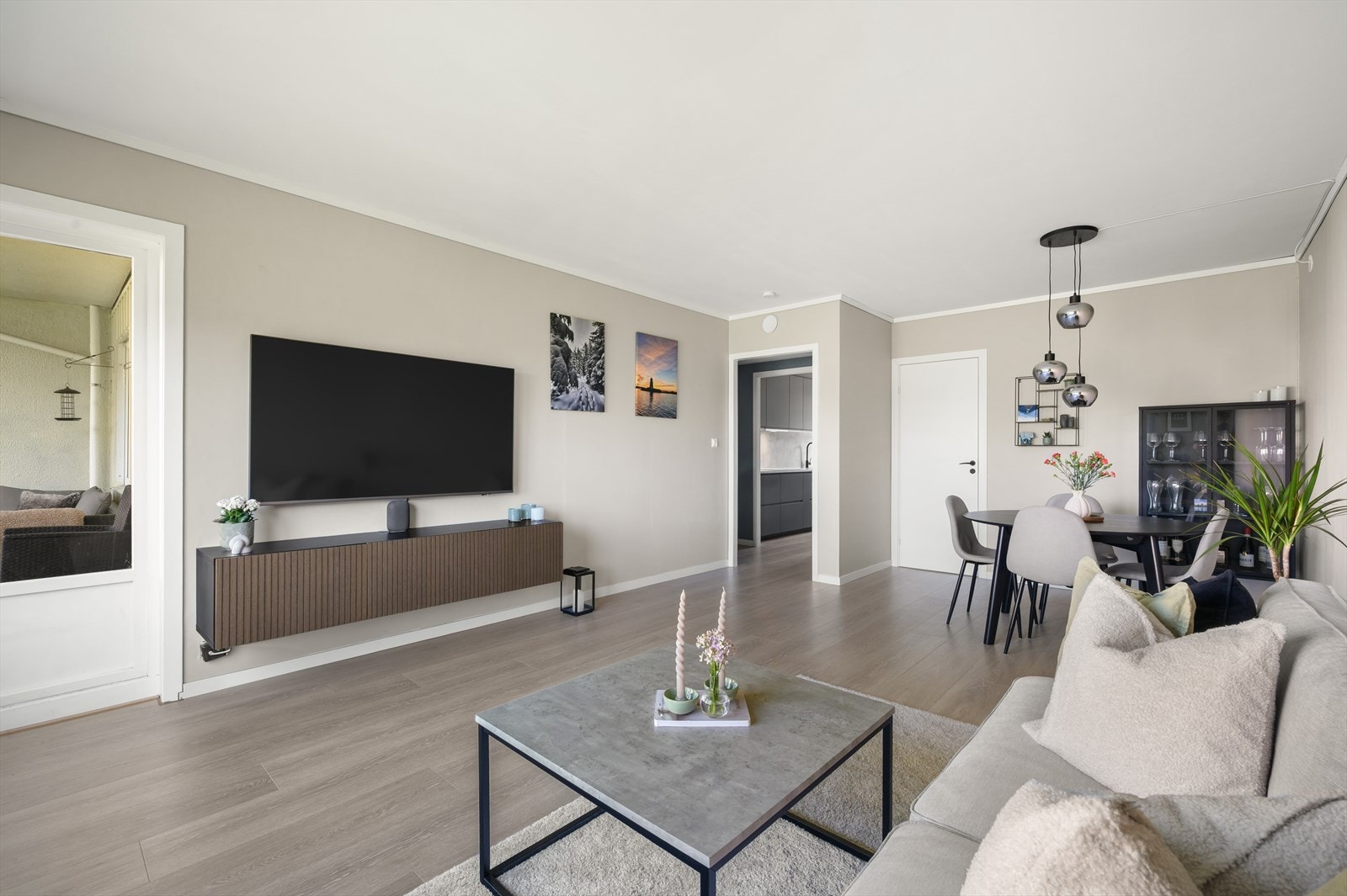 Alle flater er malt i lys og dempet farge, noe som gjør det enkelt å kombinere med interiør og tekstiler. Galleribilde