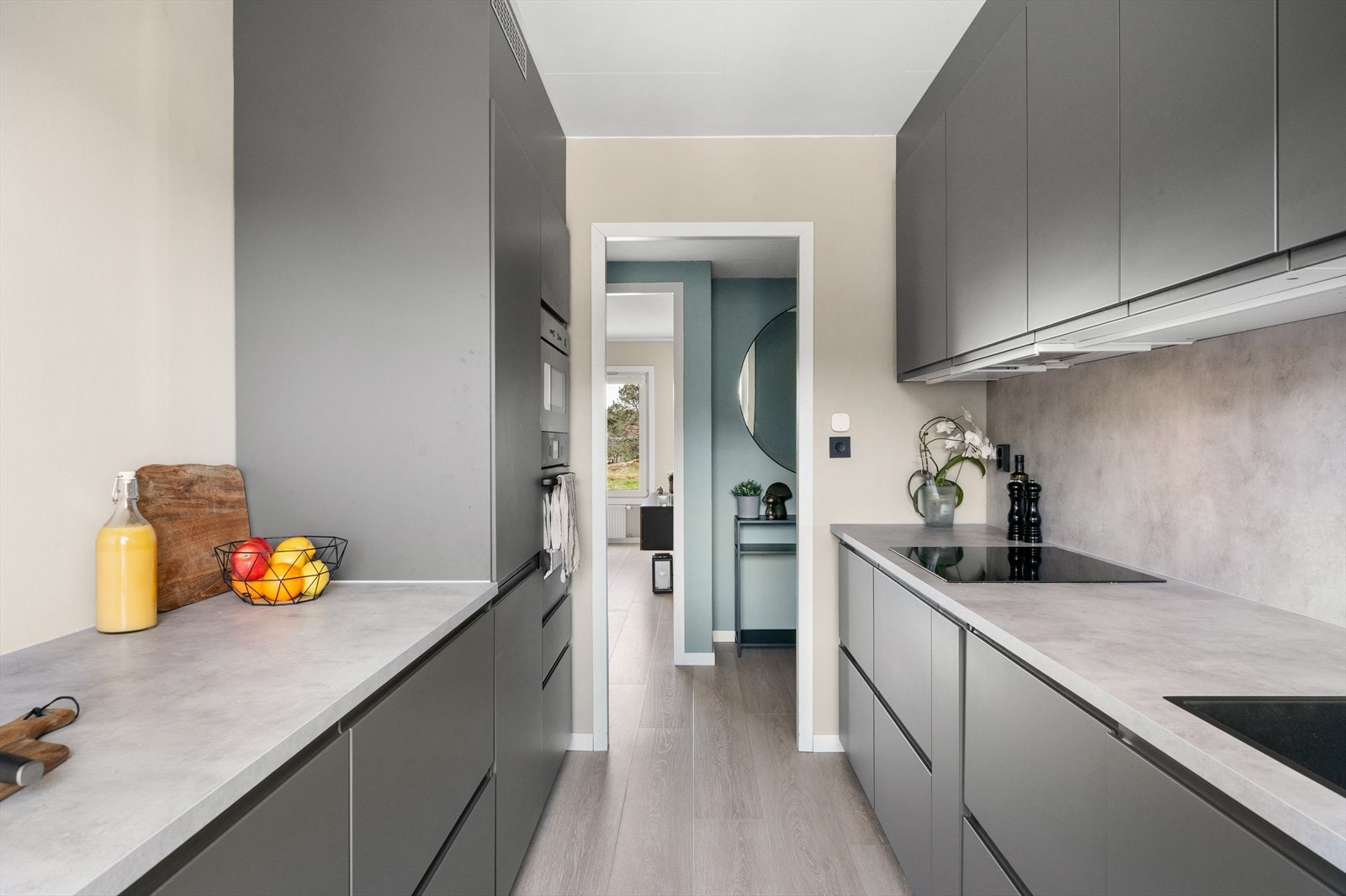 Kjøkkenet er lekkert og moderne, og har rikelig med skap- og benkeplass. Kjøkkenet ble montert nytt i 2022, av IKEA kjøkkenmontører. Galleribilde