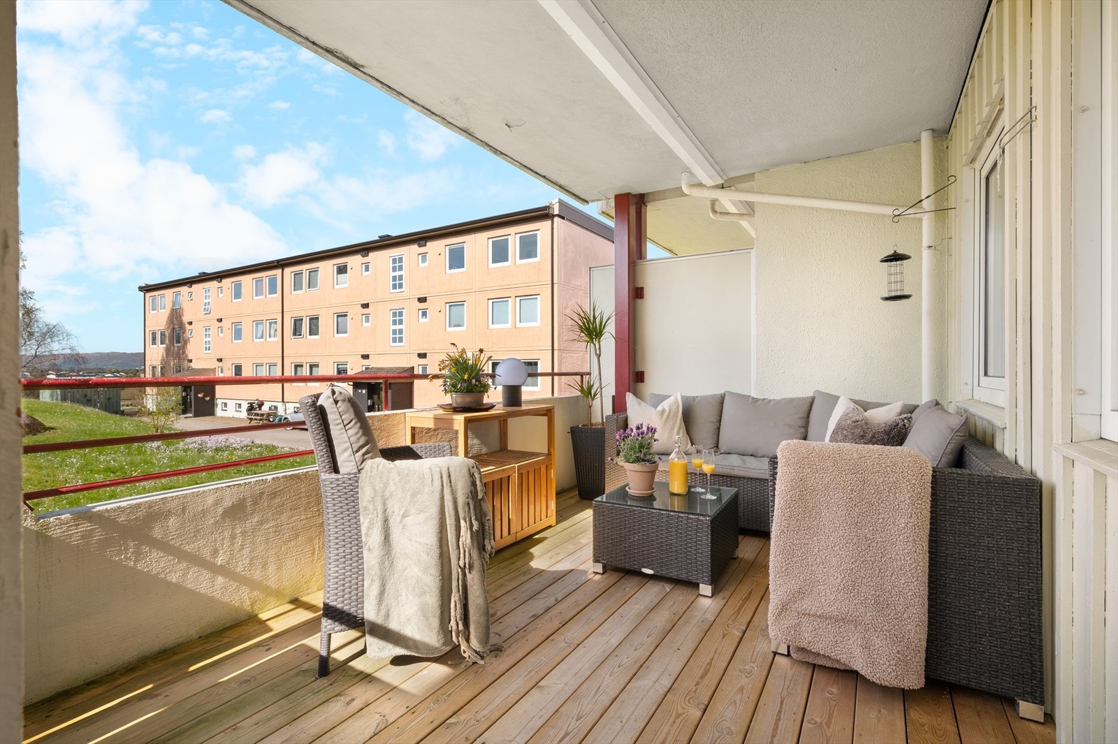 Det er god plass ti å møblere med sofagruppe, grill, beplantning, og annet ønsket møblement. Galleribilde