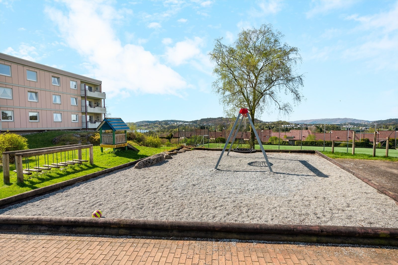 Stille og rolig nabolag. Ypperlig sted å bo for båder store og små Galleribilde