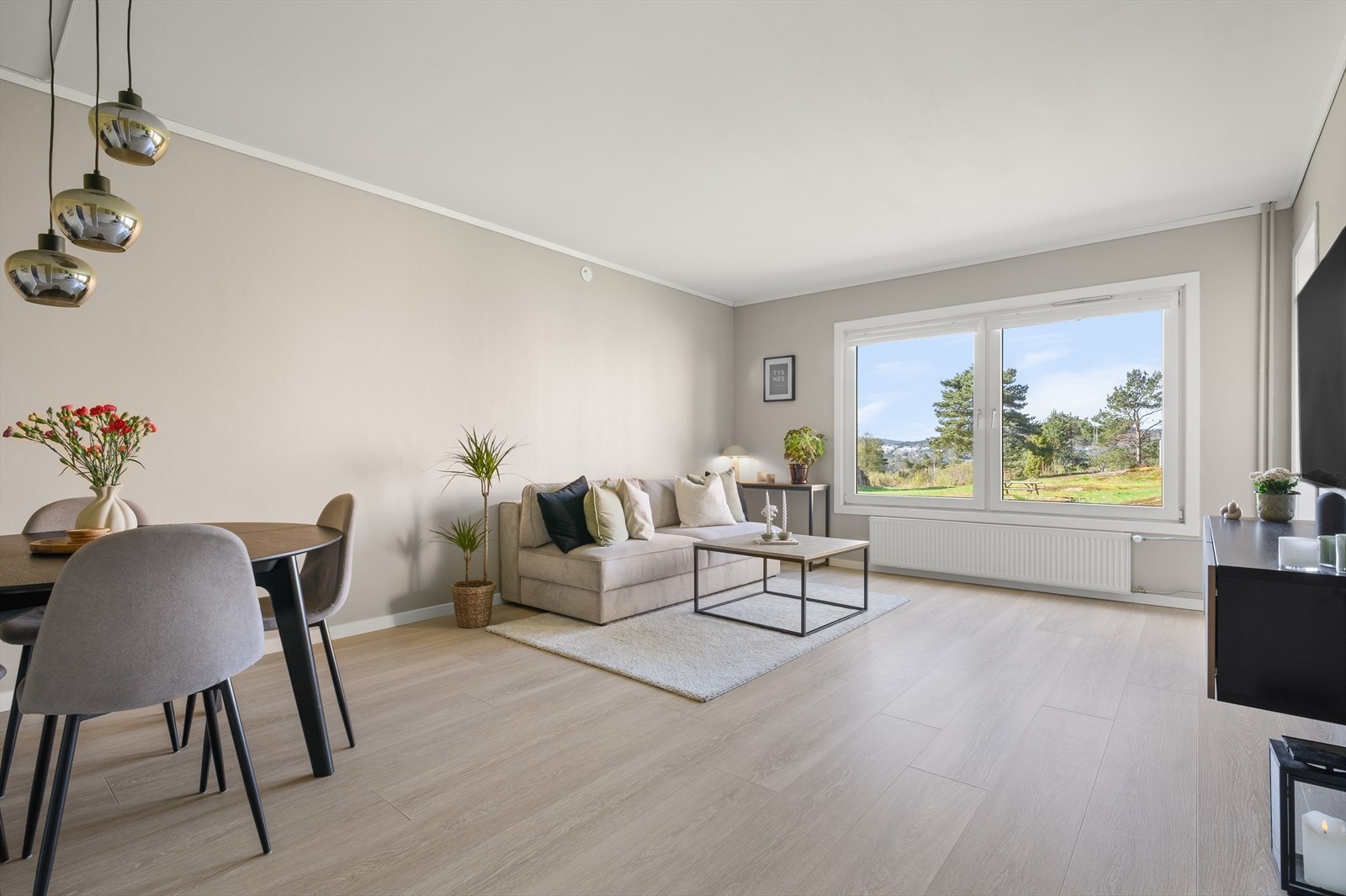 Stuen er stor og luftig, og har en herlig atmosfære. Galleribilde