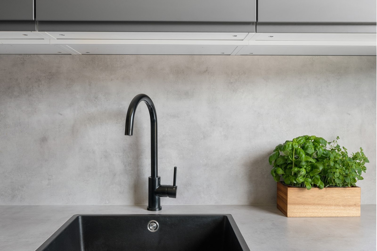 Stilige sorte detaljer går igjen i hele leiligheten Galleribilde