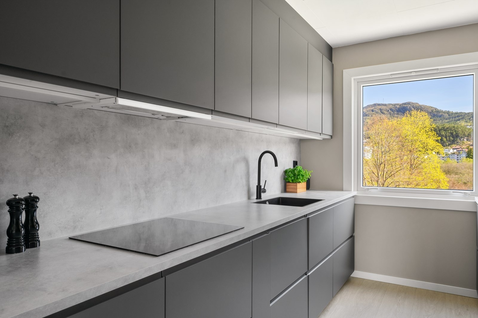 Det er waterguard under sokkel på kjøkken til oppvaskmaskin og vask. Galleribilde