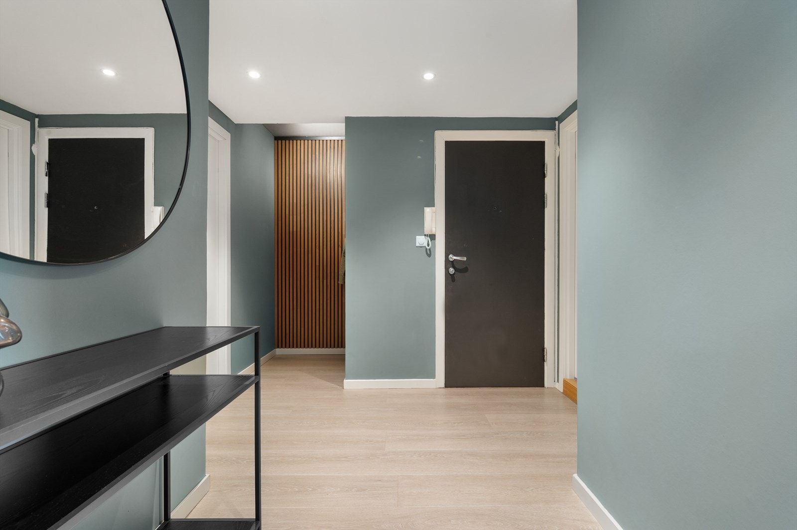 Vi møtes av en romslig gang, med mye oppbevaringsplass. Porttelefonen gjør det enkelt å slippe inn venner og kjente. Galleribilde