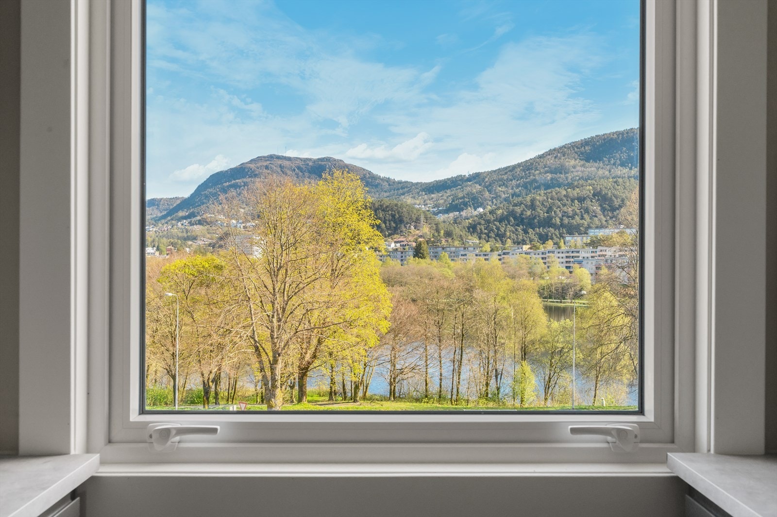 Flott utsikt over nærområdet, og Løvtakken. Vindu på kjøkken fra 2021. Galleribilde