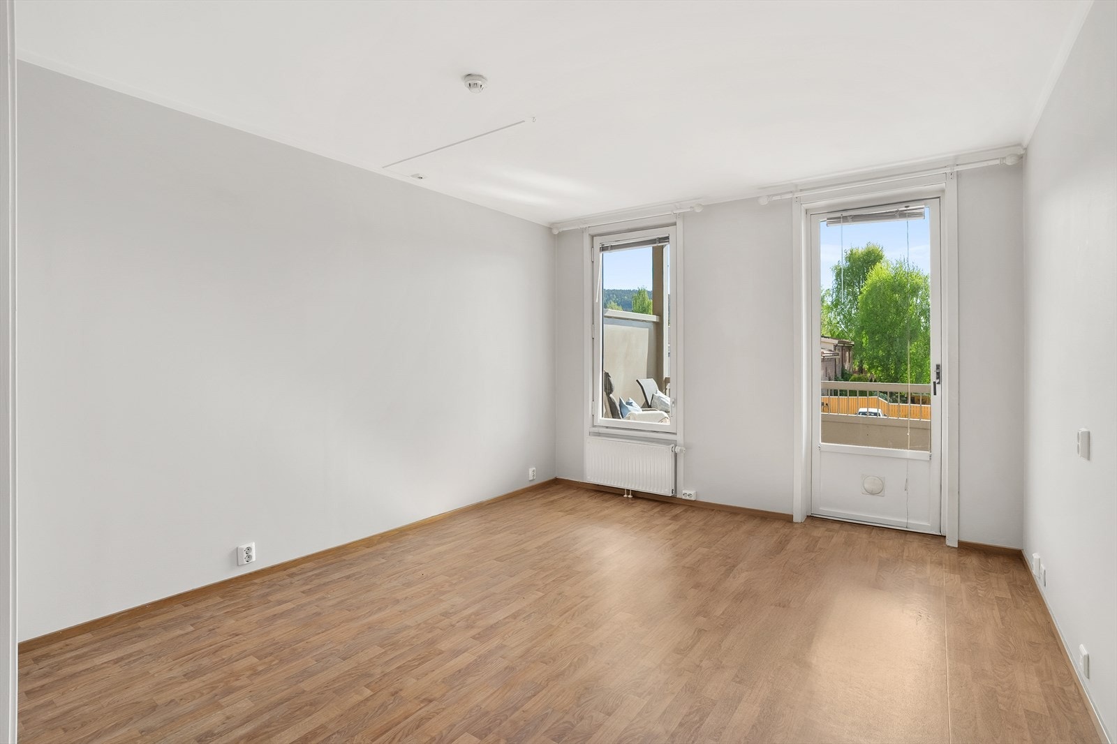 Lys stue med utgang til balkong Galleribilde