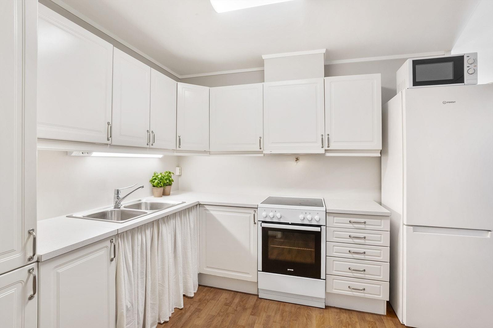 Kjøkken med profilerte fronter Galleribilde