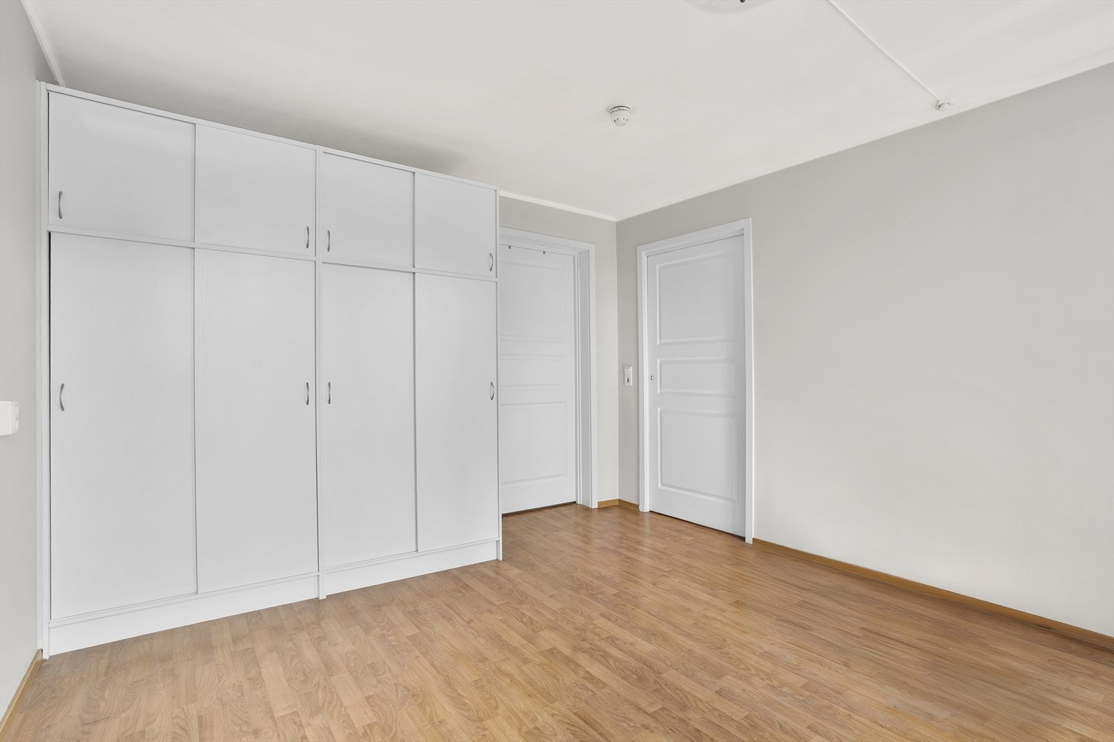 Soverom med godt med skapplass Galleribilde