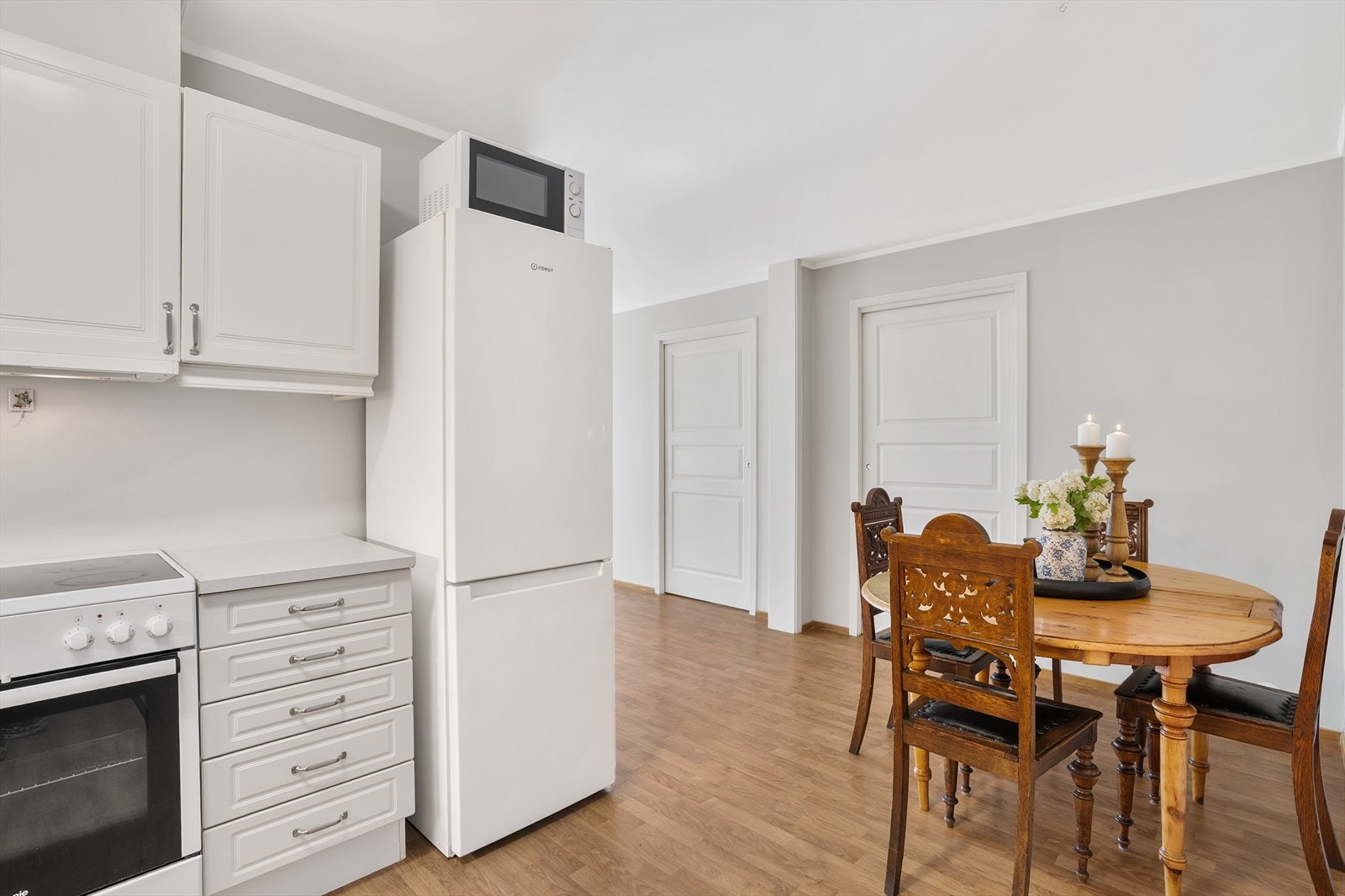 Kjøkken med plass til spisebord/spisestue Galleribilde