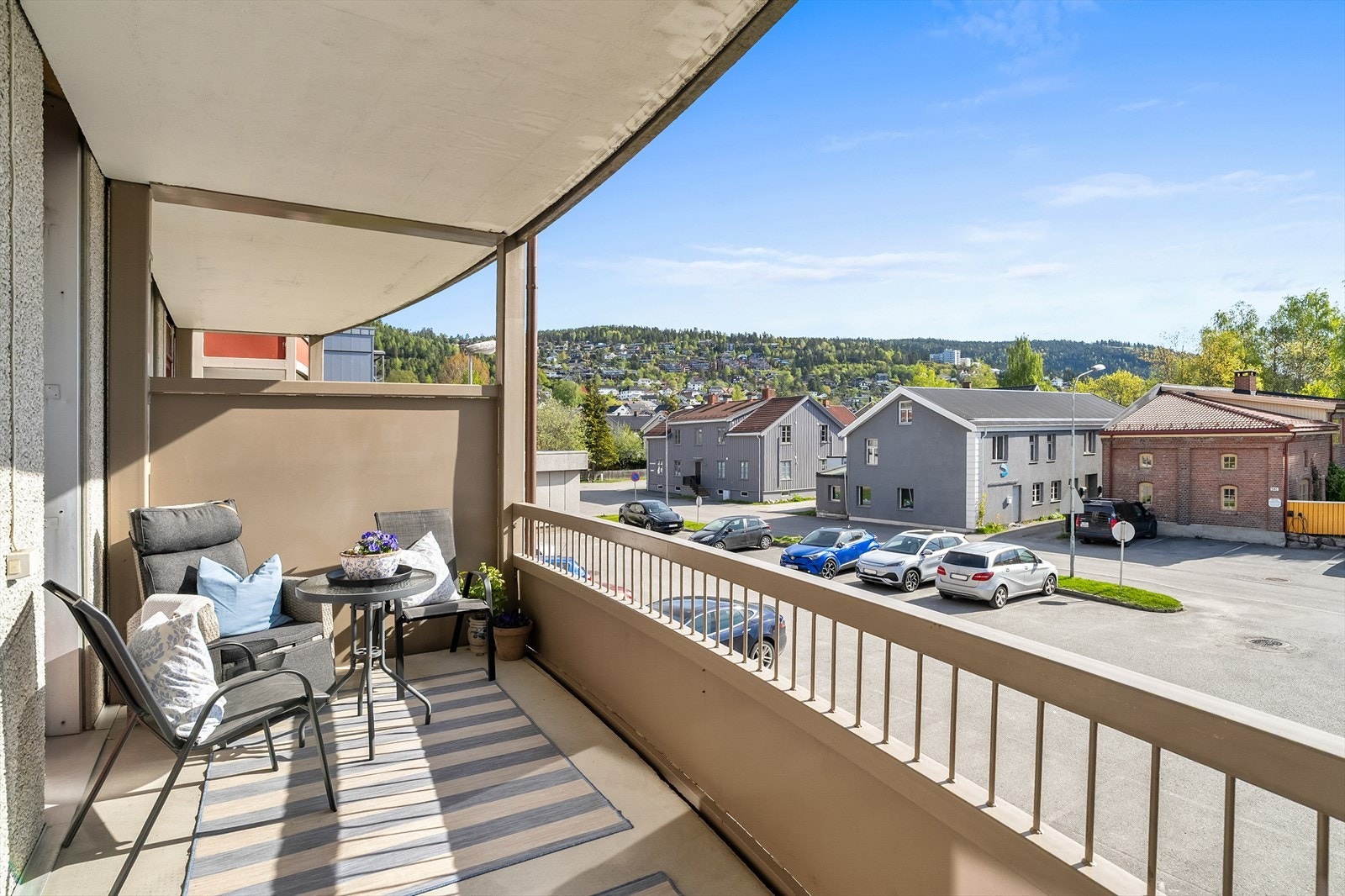 Balkong med god plass og morgensol Galleribilde