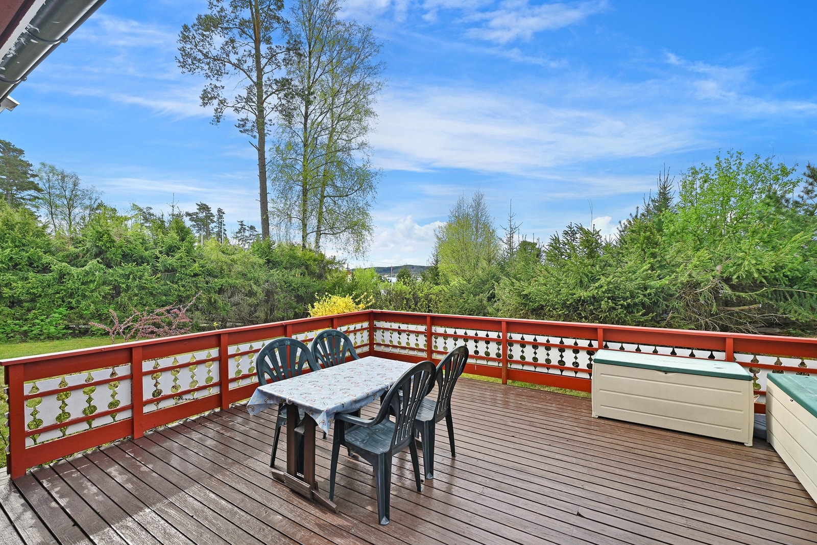 Verandaen med noe utsikt mot sjøen i vest Galleribilde