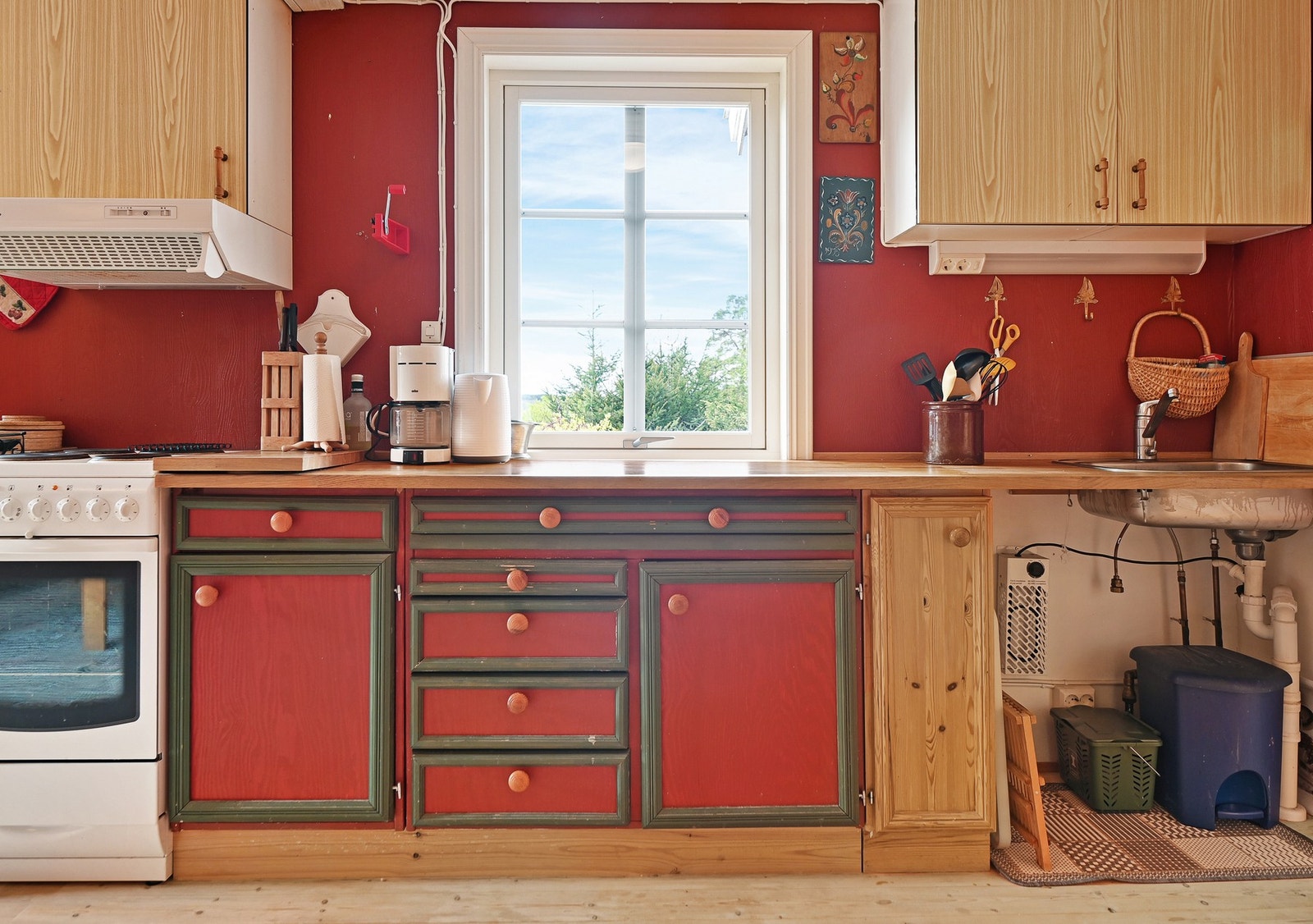 Eldre, men funksjonell kjøkkeninnredning Galleribilde