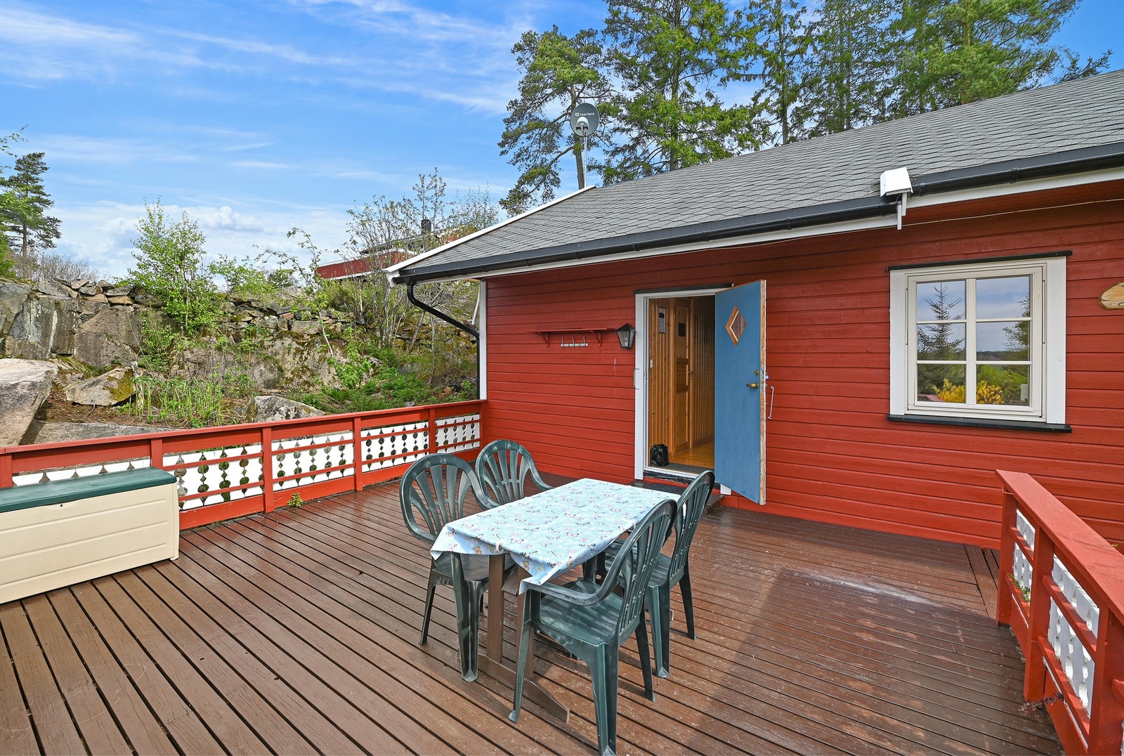 Skjermet, solrik veranda Galleribilde