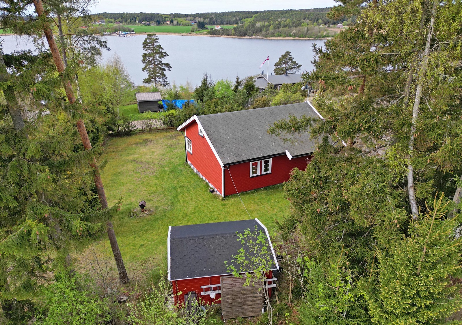 Skjermet eiendom med gode solforhold, sjøutsikt og skjermet uteplass Galleribilde
