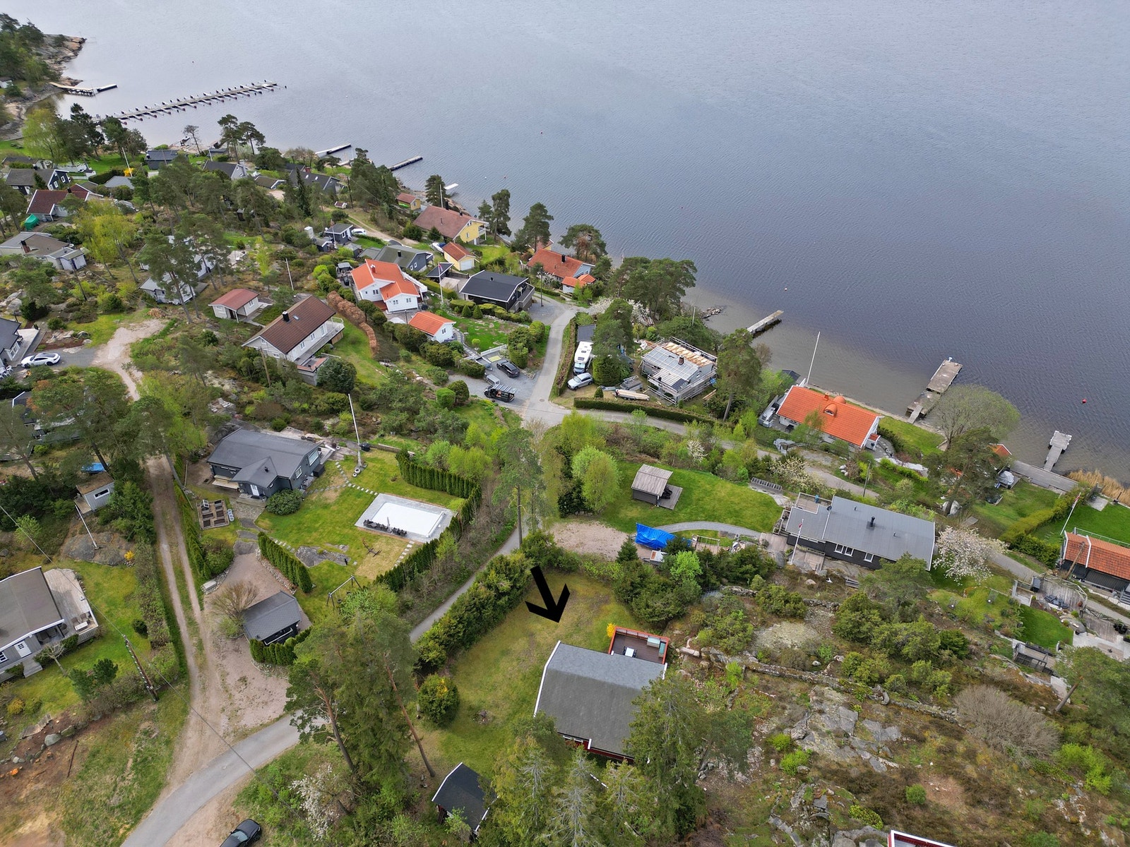 Eiendommen (se sort pil) ligger kun 80 meter fra sjøkanten Galleribilde