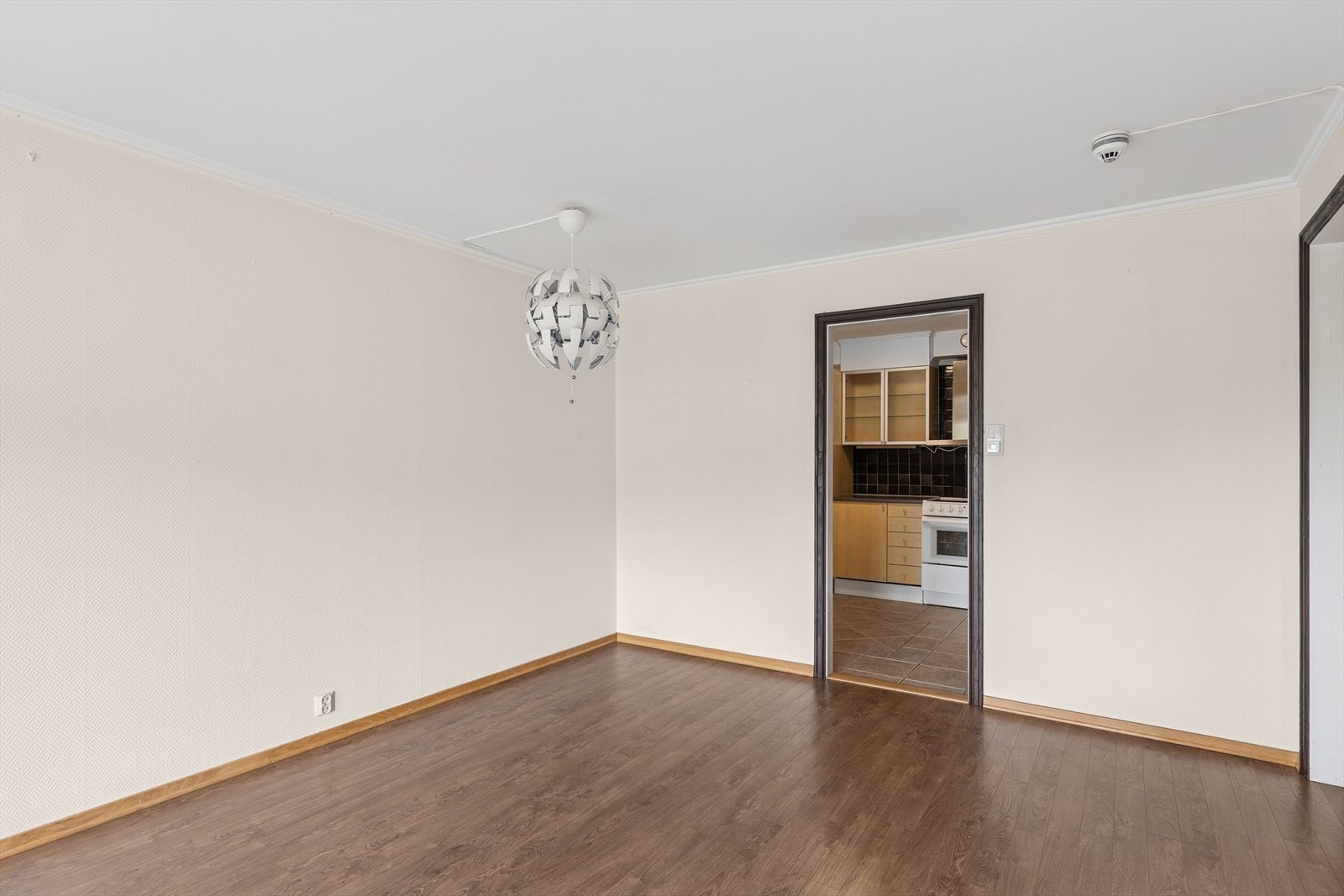 Stue med adkomst til kjøkken. Galleribilde