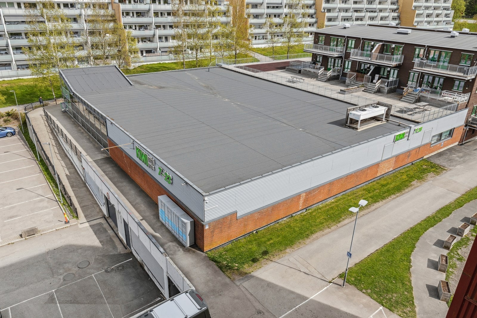 Umiddelbart nærhet til dagligvarebutikk og buss med hyppige bussavganger, for øvrig gangavstand til bl.a. barnehage, skole og Østmarka med flotte turmuligheter. Velkommen! Galleribilde