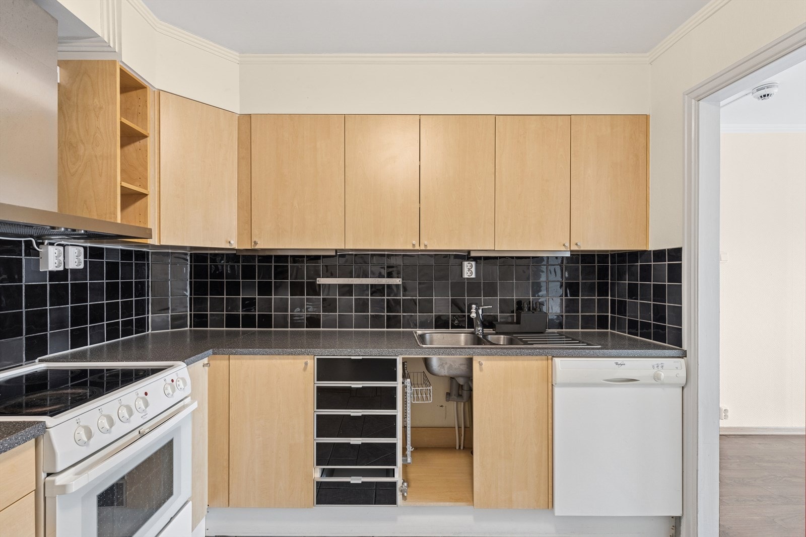 Det er i tillegg en ventil i foring over overskap som gir mekanisk avtrekk. Komfyr med koketopp og oppvaskmaskin medfølger. Det bør monteres front på benkeskapet slik at innredningen blir komplett. Galleribilde