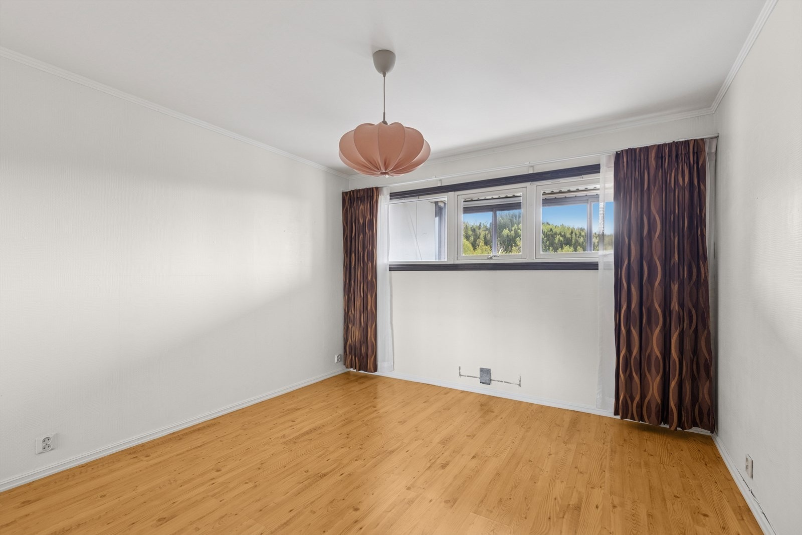 Stort, lyst soverom med god plass til dobbeltseng og andre soveromsmøblement. Galleribilde