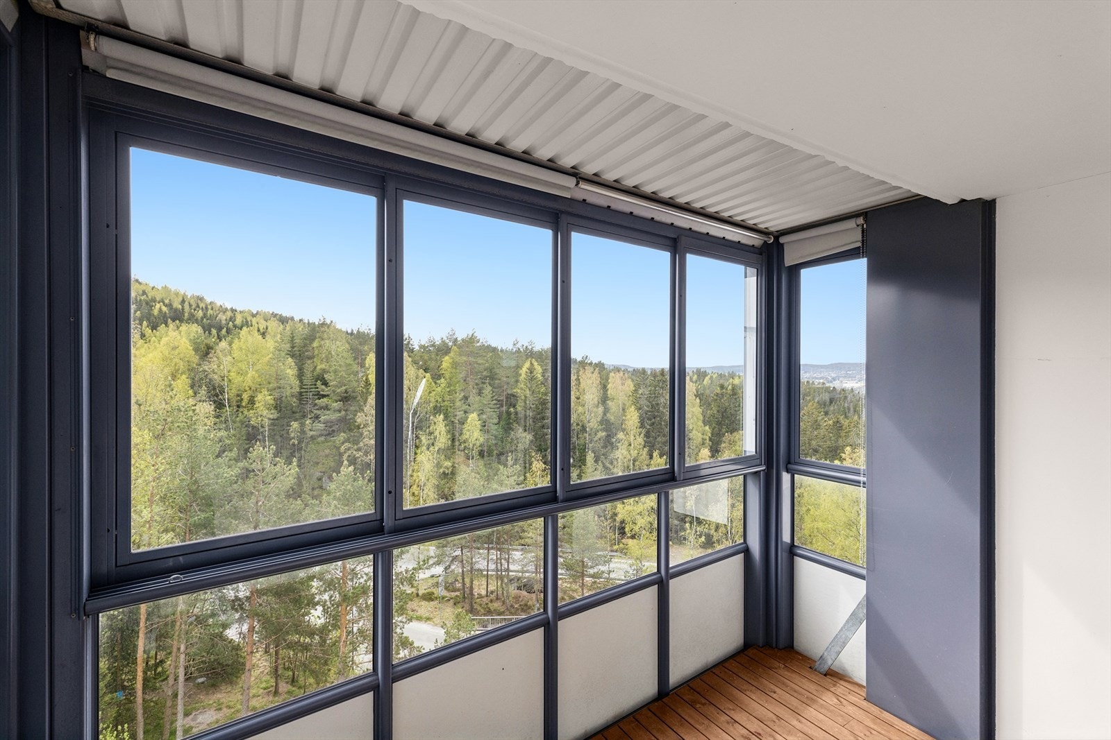 Solrik sydvendt innglasset balkong med naturskjønn utsikt (8 m² TBA). Galleribilde