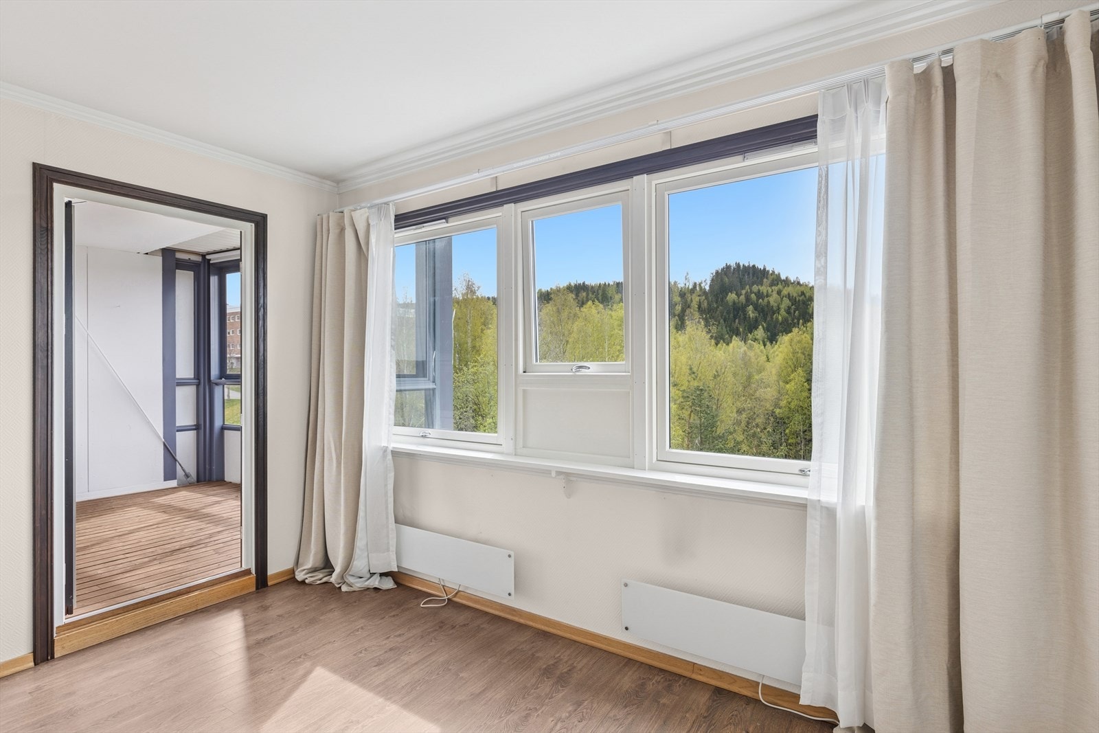 Utgang til innglasset balkong fra stue. Galleribilde