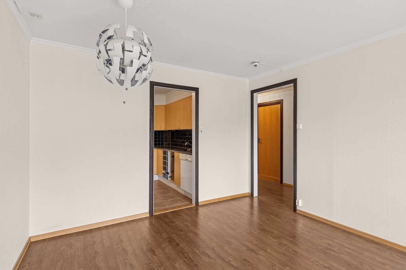 Stue med adkomst til kjøkken og entré. Galleribilde