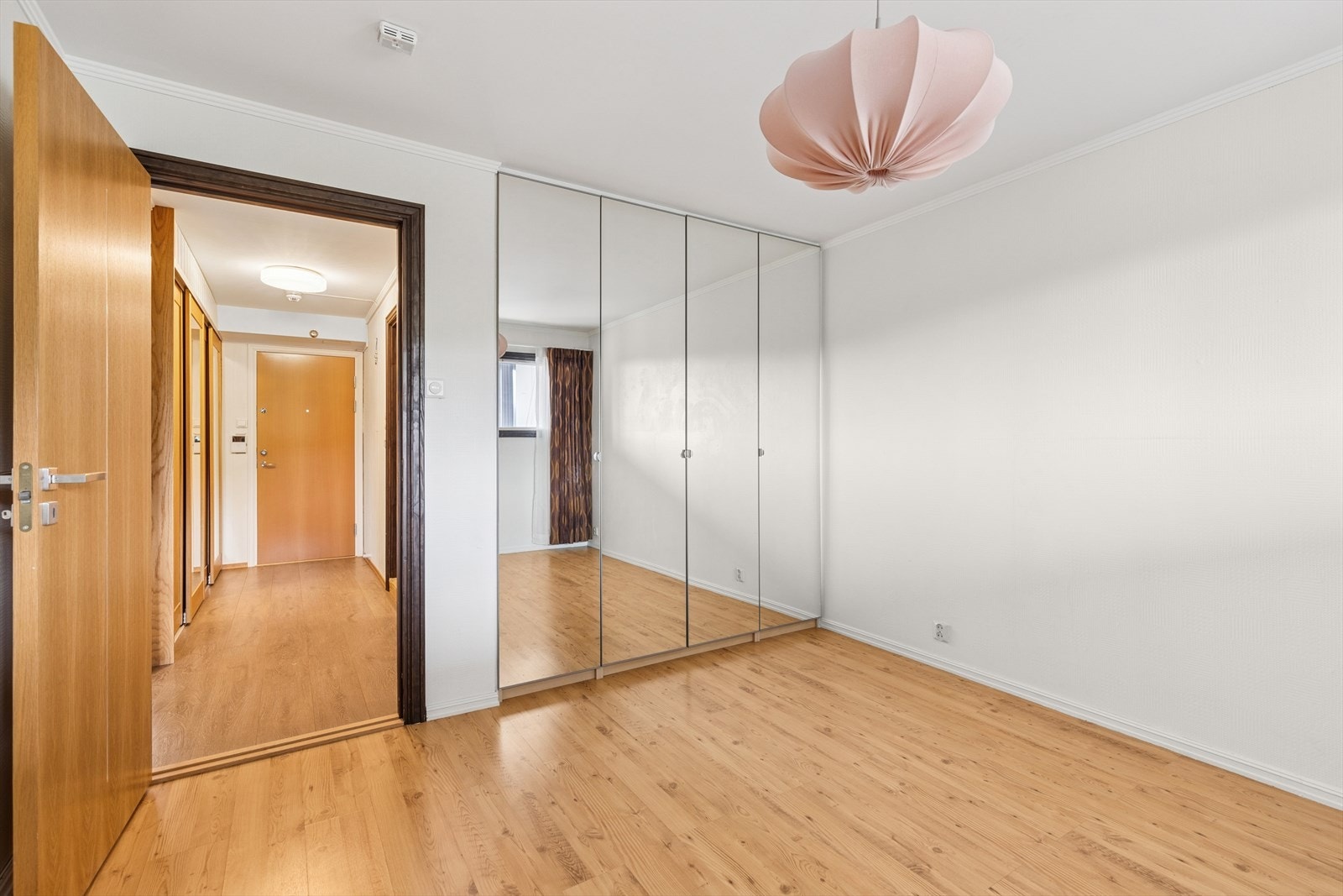 Soverommet har i tillegg et romslig garderobeskap med hele speilfronter. Galleribilde