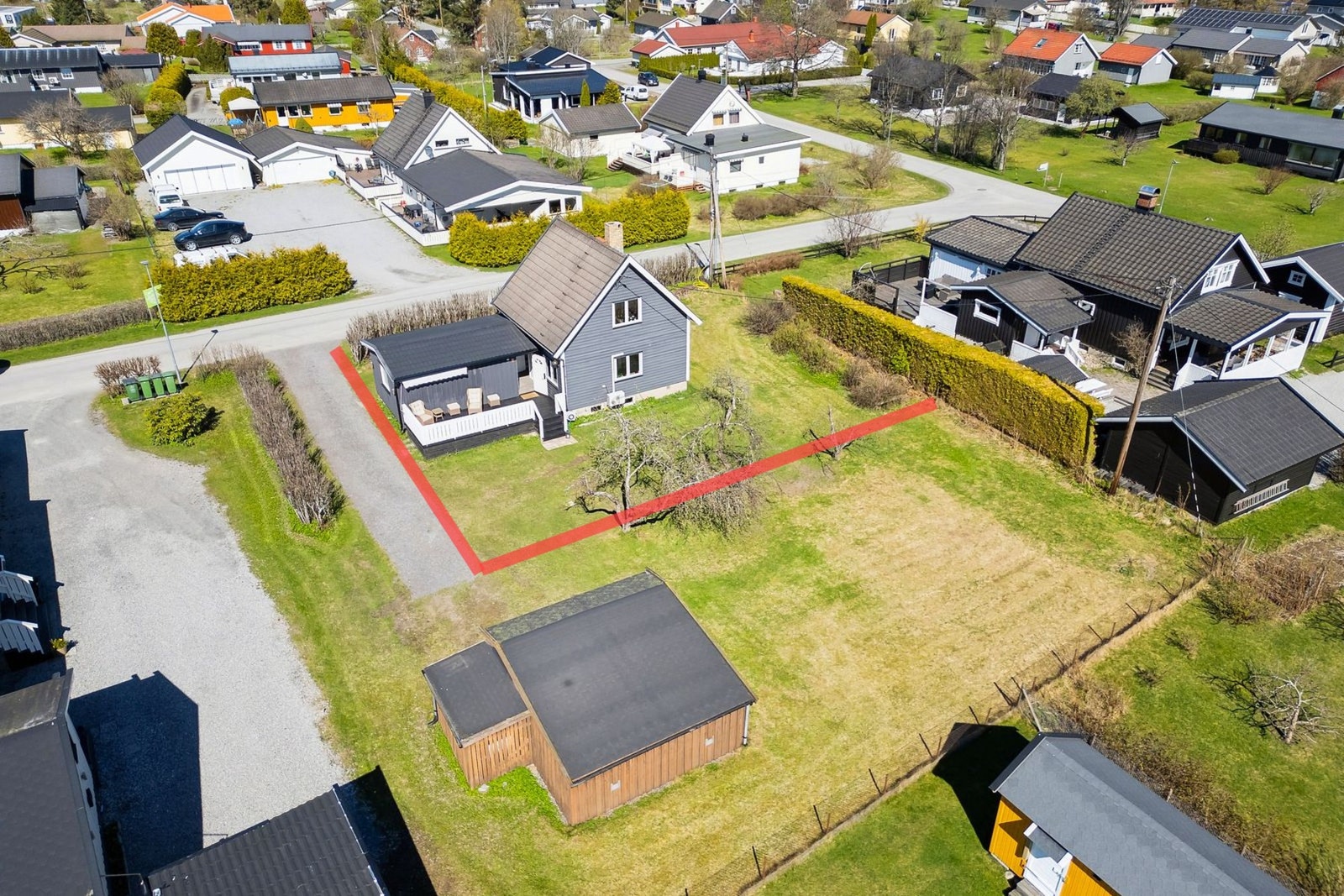 Tomten har en god størrelse på hele 657 kvm og er av flat karakter (markert på bildet, avvik kan forekomme). Galleribilde