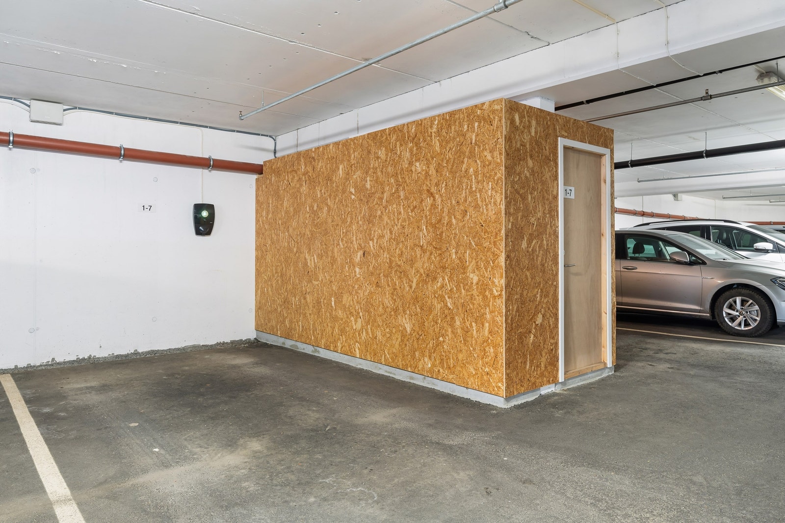 Garasjeplassen ligger helt inntil tilhørende bod. Galleribilde