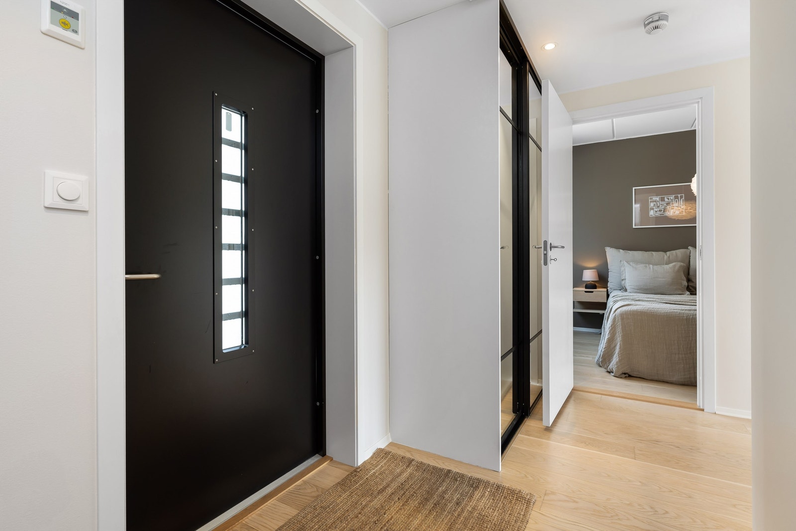 Gang med fin skyvedørsgarderobe. Galleribilde