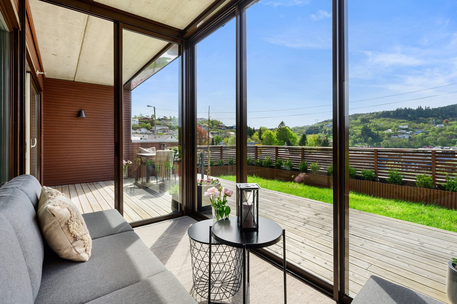 Velkommen til Ytrebygdsvegen 30 A. Her har vi en fantastisk flott og romslig selveierleilighet for salg like ved maritime omgivelser. Stor terrasse, hage og vinterhage er noe av alt det gode denne har å tilby. Galleribilde