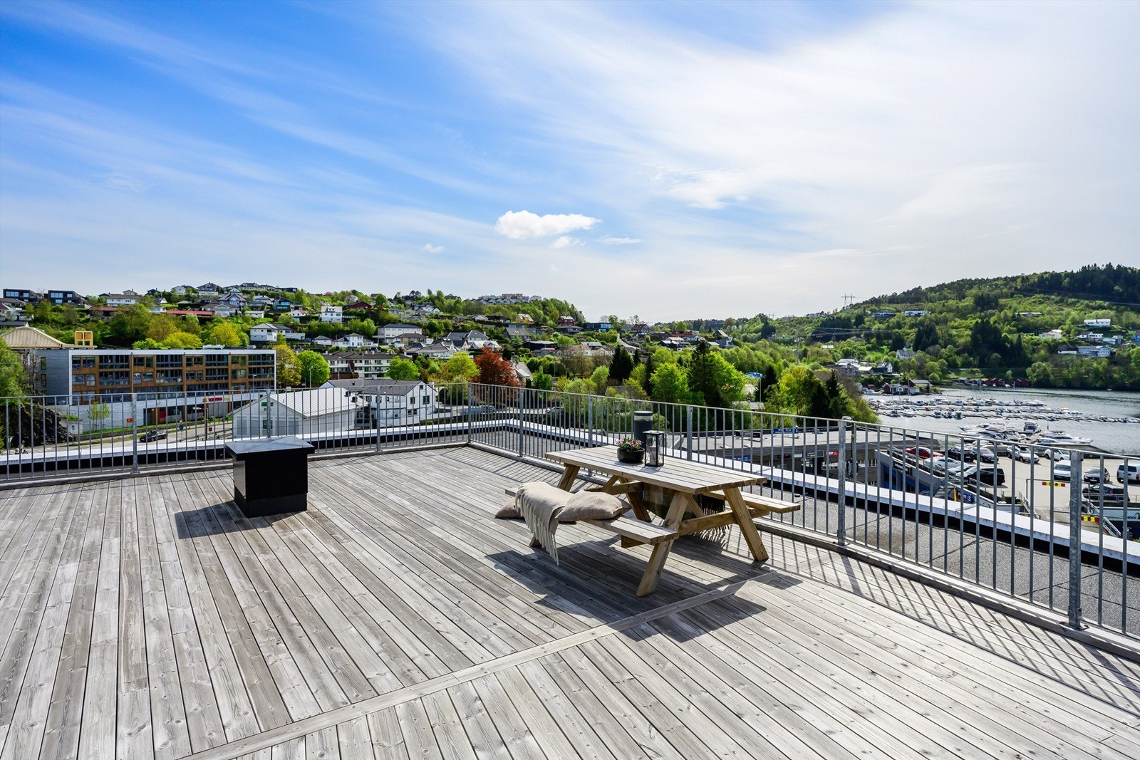 Flott og stor felles takterrasse i sameiet. Galleribilde