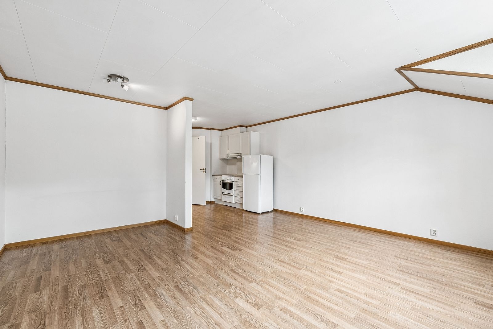 Romslig og pen stue med plass til sofa og ytterligere møblering. Galleribilde