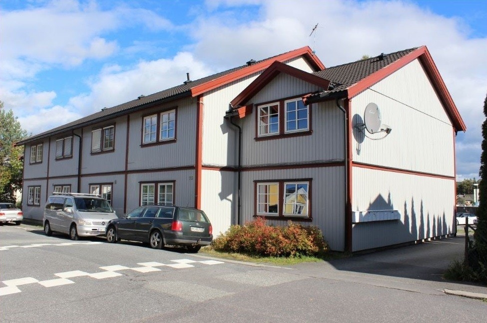 Fasade, boligen ligger i enden Galleribilde